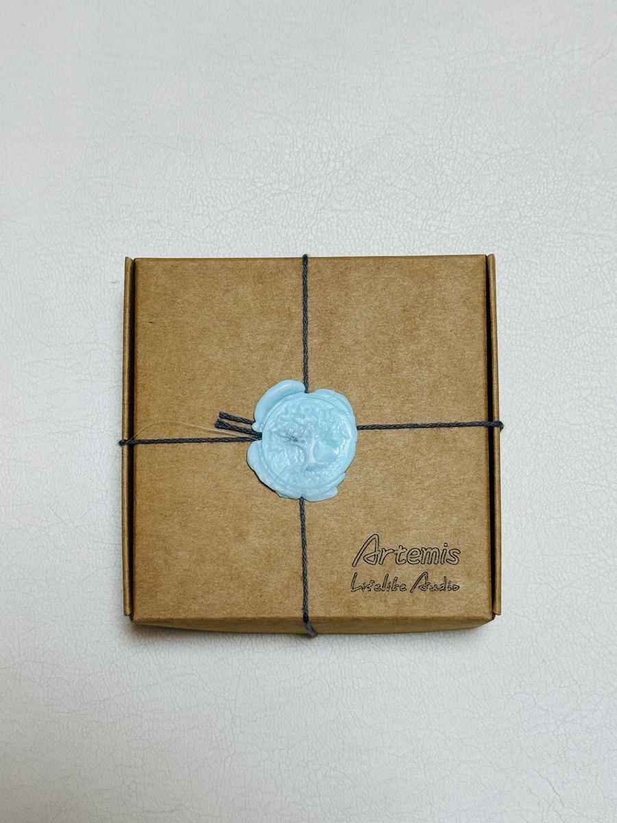 noguso__'s tweet image. いらっしゃいませ☆『Artemis』☆

ヘッドフォン祭から約1か月。
会場で試聴して感動した、Lifelike Audioさんの『Artemis』が到着しました💚

Lifelike Audioのイヤホンスタンド
〜ArtemisとLEGACYを添えて〜

#Lifelikeaudio
#Artemis
#ESSENCEAUDIO
#LEGACY
#Artemist (アルテミスト)