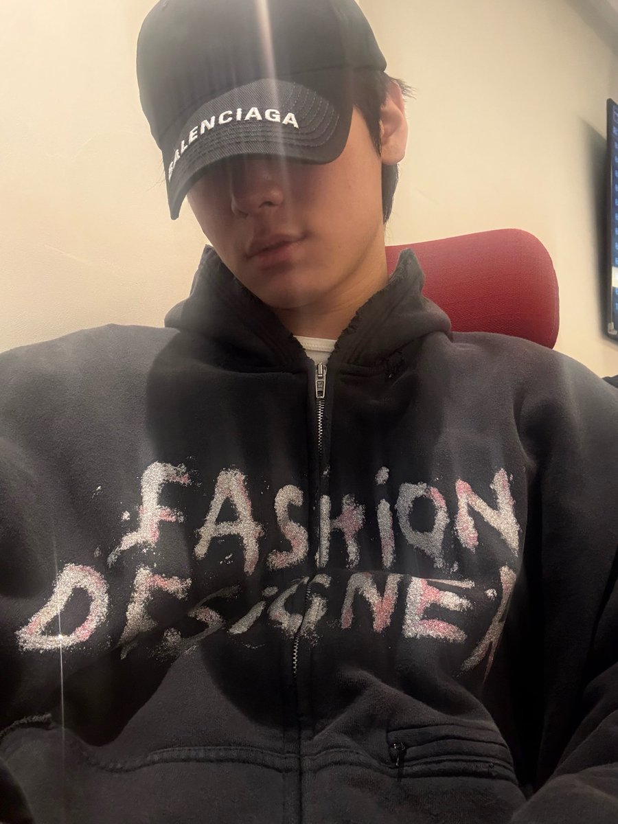 250528 🐱💬 [8:27am kst]

juyeon sent a photo at the airport