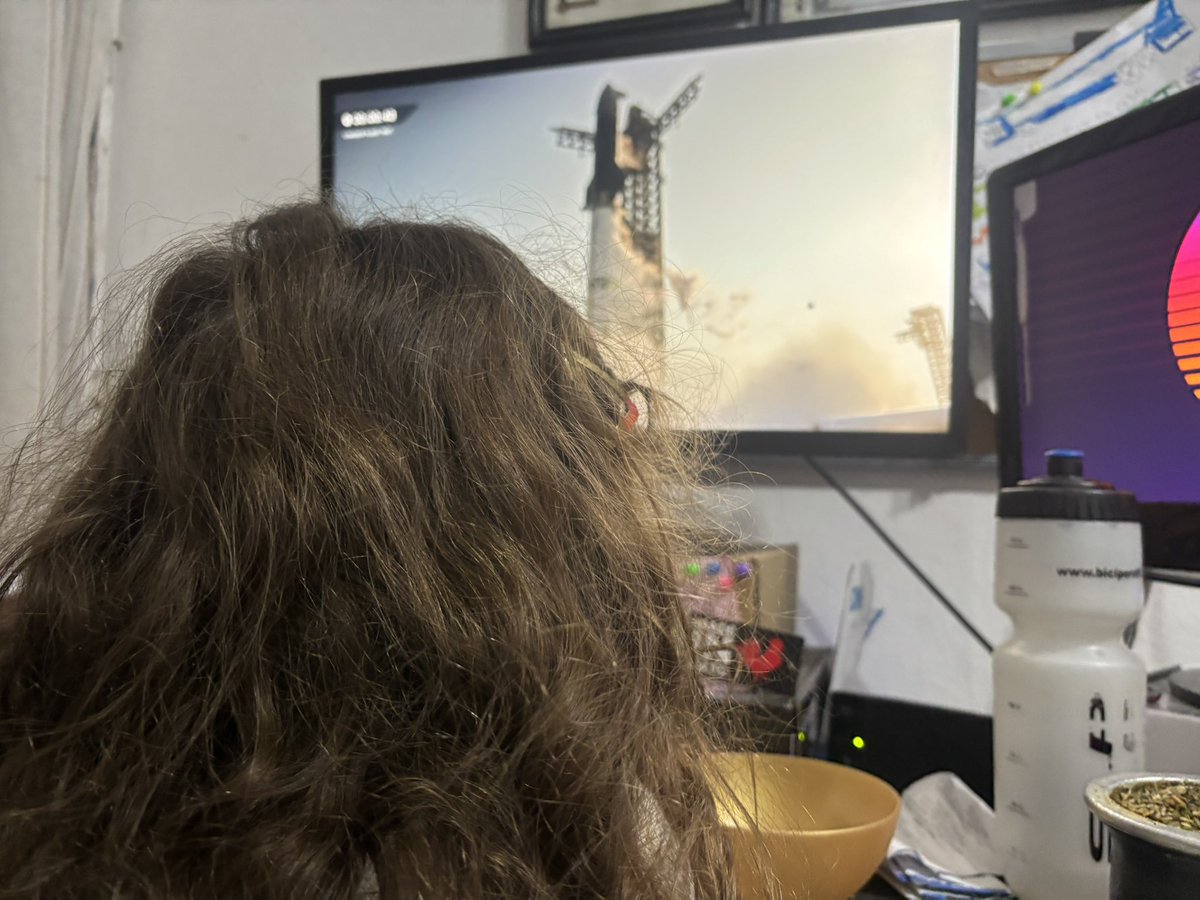 matiasmasca's tweet photo. My 5 years old daughter Watching the #Startship flight test of @SpaceX https://t.co/IDBUM3AFwa