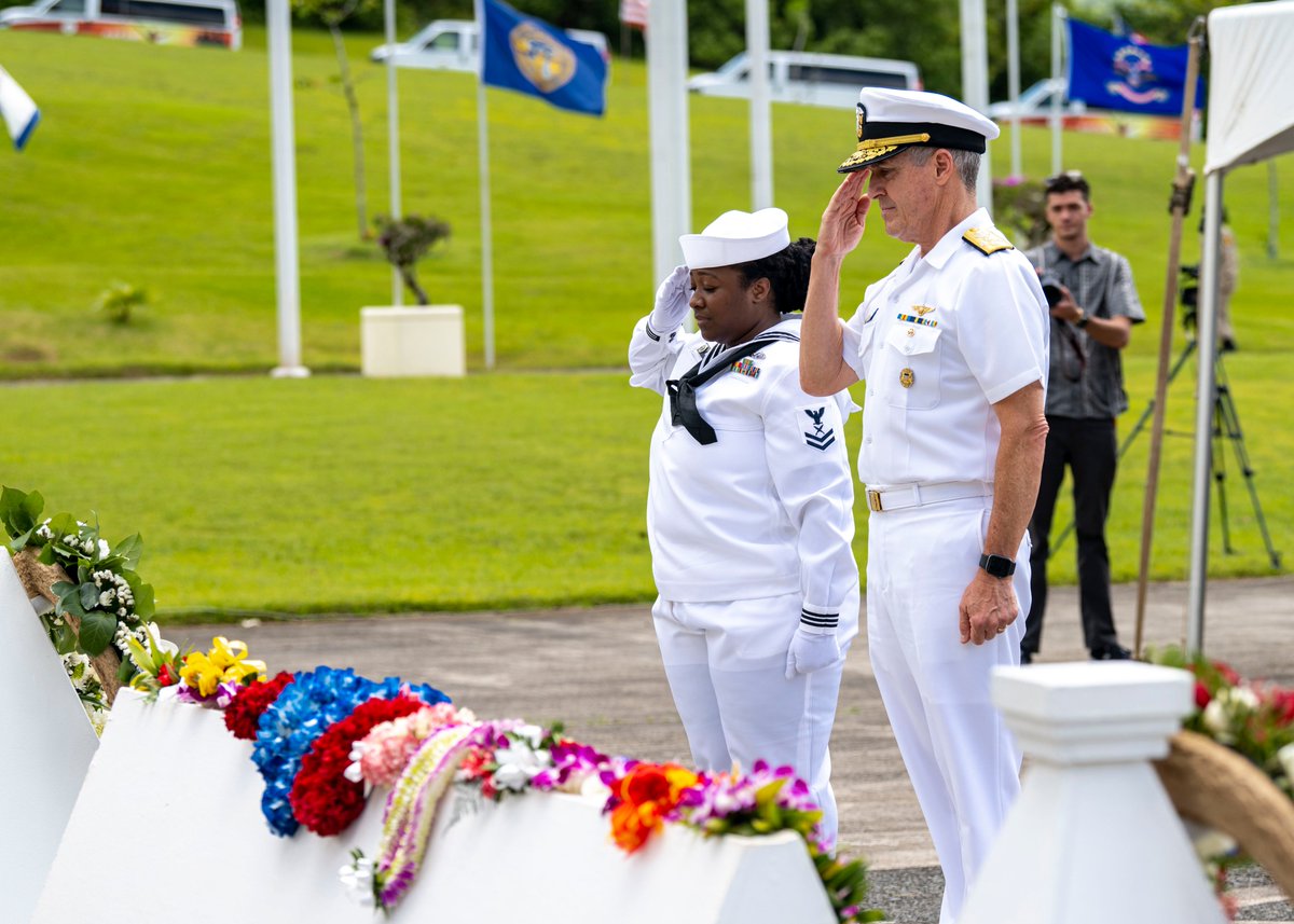 🇺🇸 Honoring those who gave the ultimate sacrifice 🫡

Adm. Steve Koehler, commander, #USPacificFleet, attended &amp; laid a wreath at the Governor’s Memorial Day Ceremony at the Hawaii State Veterans Cemetery, May 26.

📸: MC2 Jeremy Boan

#MemorialDay