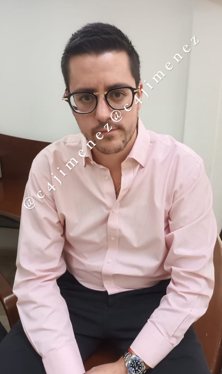 DETIENEN al DUEÑO de BLACK WALLSTREET CAPITAL
Elementos de la <a href="/GN_MEXICO_/">Guardia Nacional</a> detuvieron esta tarde a Juan Carlos Minero Alonso, dueño de la casa de cambio de Polanco.
Tenía una orden de aprehensión obtenida por D Organizada.
Ya lo llevan a un penal federal.

Detalles en #C4EnAlerta