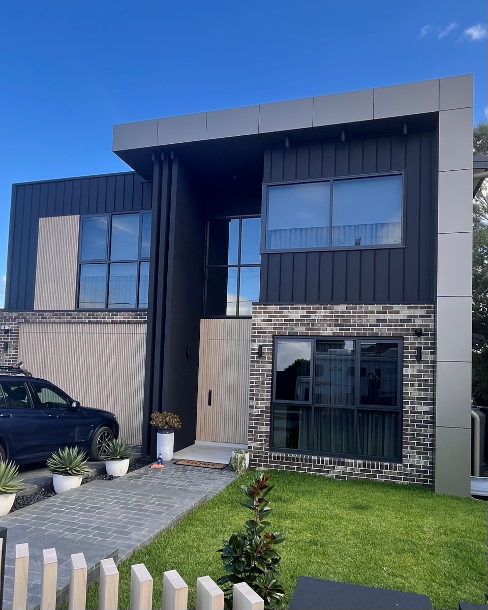 Jing Hai Constructions have done a fantastic job installing ALPOLIC™ in Medium Bronze Metallic on this Ryde home. The finish beautifully complements the surrounding neutral tones and subtle textures used throughout the design👏

#networkbuildingsupplies #alpolic #facade