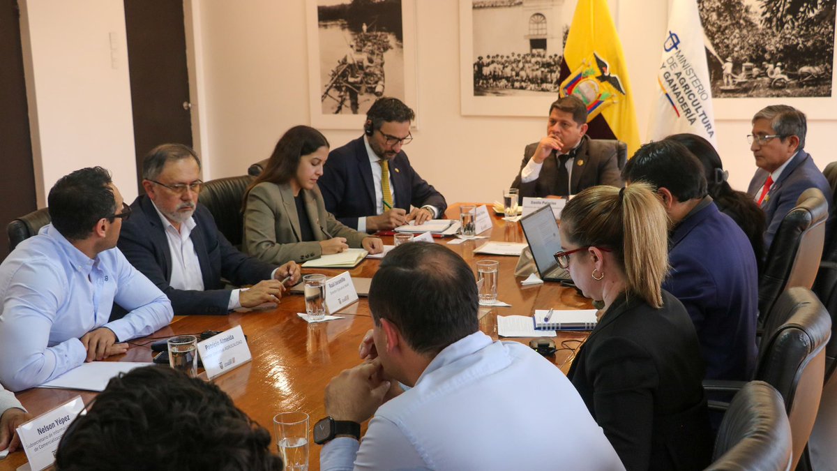 Agricultura y Ganadería Ecuador 🇪🇨 (@agriculturaec) on Twitter photo El ministro <a href="/DPalaciosEc/">Danilo Palacios</a> recibió al Consejero Agrícola de Australia para América del Sur, con el objetivo de establecer canales de cooperación técnica y científica que impulsen la productividad del sector agropecuario ecuatoriano.
Durante el encuentro se dialogó sobre:
🔬 El ministro <a href="/DPalaciosEc/">Danilo Palacios</a> recibió al Consejero Agrícola de Australia para América del Sur, con el objetivo de establecer canales de cooperación técnica y científica que impulsen la productividad del sector agropecuario ecuatoriano.
Durante el encuentro se dialogó sobre:
🔬