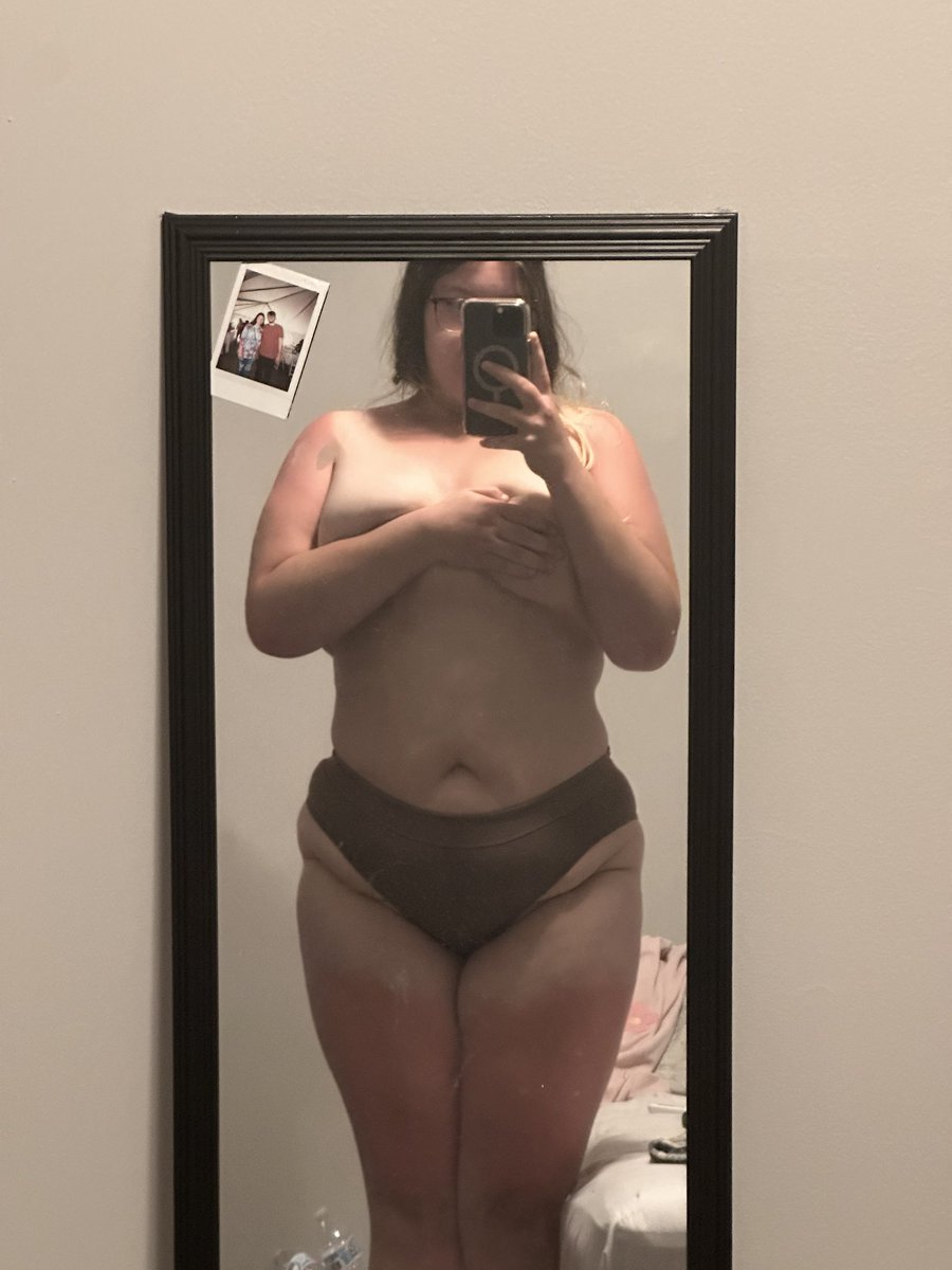 Helena96511's tweet photo. Tan lines👀👀 https://t.co/tOLy0sNvUH https://t.co/zM8Zj7ZHXS