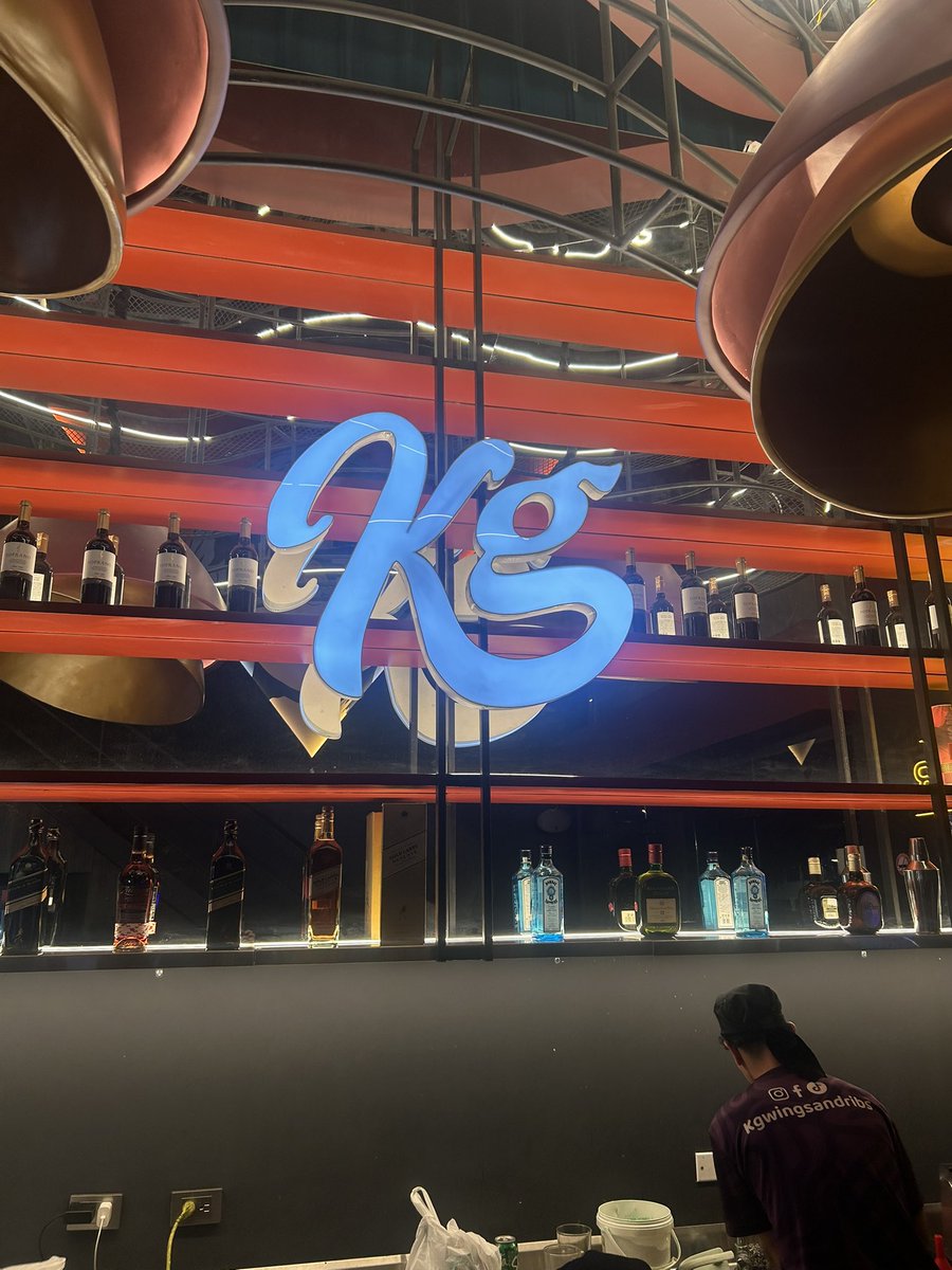 ¿Por qué hay algunos locales comerciales en Ecuador que cobran un recargo por pagar con tarjeta débito? ¿Eso es legal? ¿Por qué unos sí y otros no? ¿Quién vela por eso?  <a href="/Produccion_Ecu/">Ministerio de Producción</a> Este restaurante es uno de ellos…