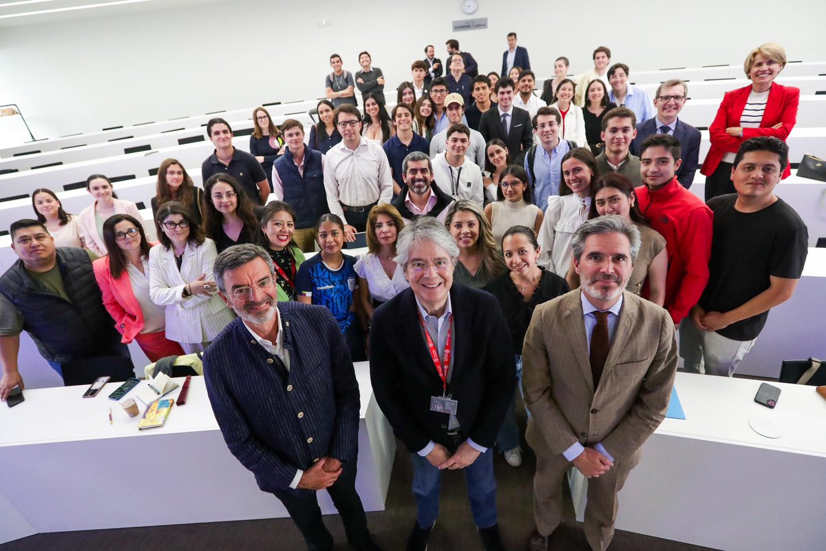 Hoy empecé el día como estudiante, asistiendo a clases en la Universidad de Navarra. Más tarde tuve la oportunidad de dar una charla y conversar con jóvenes sobre los desafíos de América Latina, mi paso por la presidencia, la fundación Ecuador Crece Contigo y el programa de becas