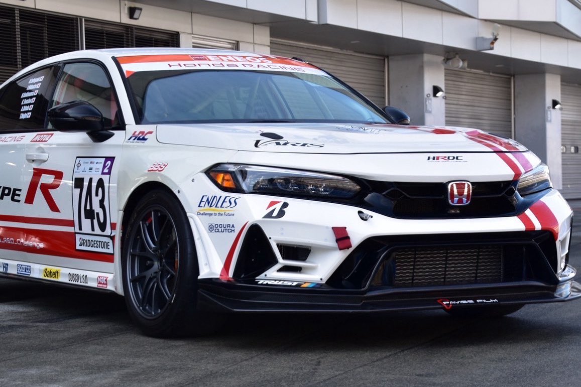 【新仕様バンパー公開】
今大会に向けて、フロントバンパーを新仕様へ変更いたしました。
空力性能・冷却性能の向上を図った仕様となっております。
ご来場の際は、ぜひ実車でご覧ください。

#HONDA #CIVIC #TYPER #FL5 #S耐 #HRDC