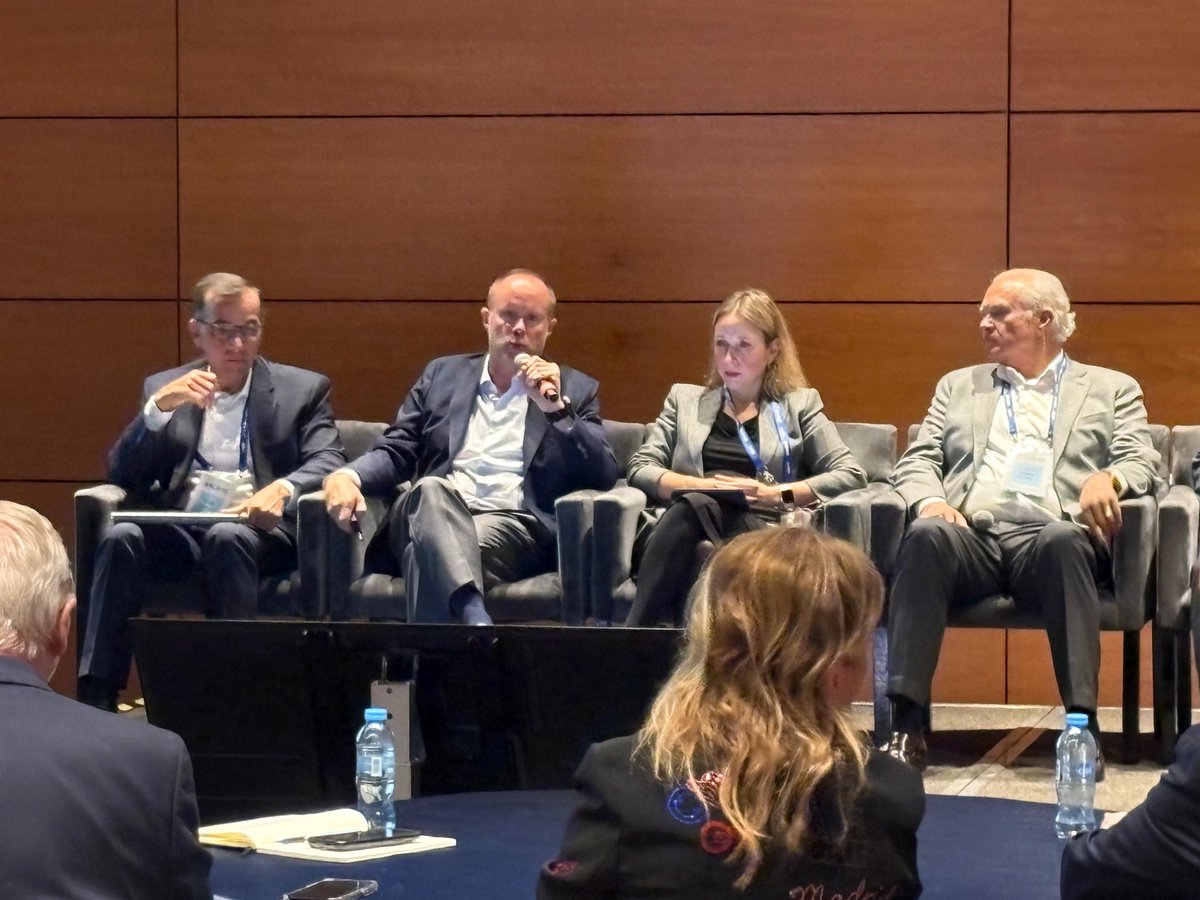 Jorge_EsteveR's tweet photo. Fue un gusto el poder participar en el Marco de la reunión Nacional de consejeros Regionales de BBVA con la presentación sobre los Desafíos para el sector agroalimentario. Mexicano
Mi reconocimiento y agradecimiento a Beatriz Muñoz, Directora de Finanzas de BBVA para participar en este Encuentro