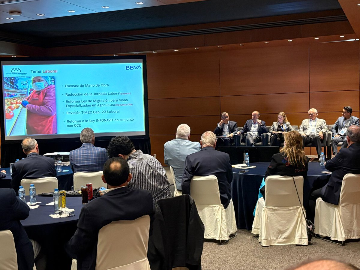 Jorge_EsteveR's tweet photo. Fue un gusto el poder participar en el Marco de la reunión Nacional de consejeros Regionales de BBVA con la presentación sobre los Desafíos para el sector agroalimentario. Mexicano
Mi reconocimiento y agradecimiento a Beatriz Muñoz, Directora de Finanzas de BBVA para participar en este Encuentro