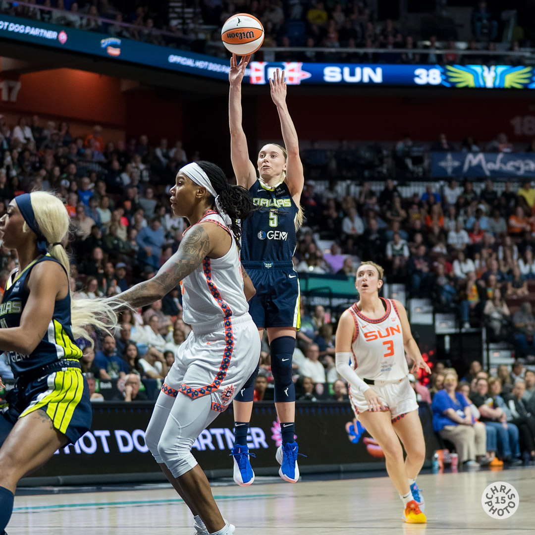 chrisphoto15's tweet image. At the half, the @DallasWings lead the @connecticutsun 56-42. Paige Bueckers @paigebueckers1 leads all scorers with 15 points