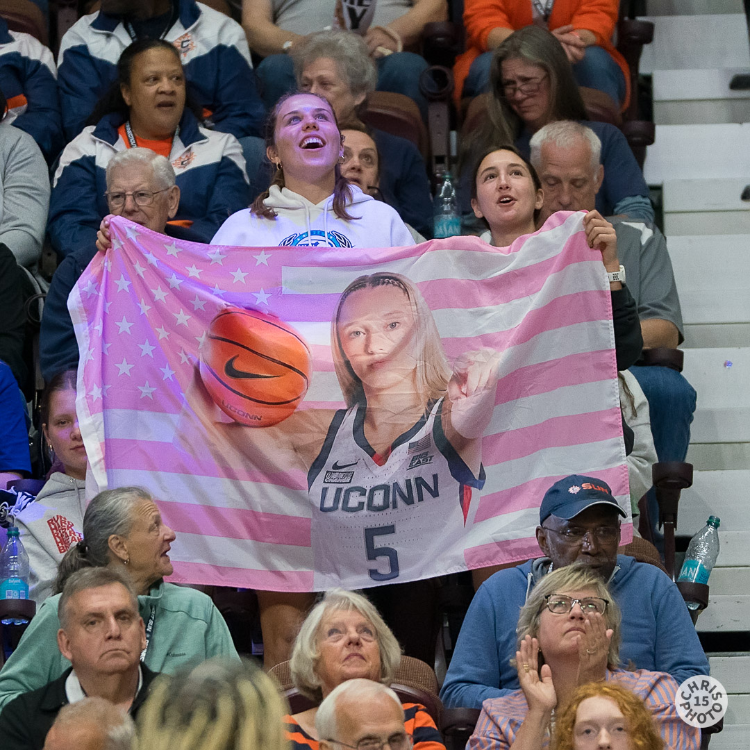 chrisphoto15's tweet image. At the half, the @DallasWings lead the @connecticutsun 56-42. Paige Bueckers @paigebueckers1 leads all scorers with 15 points