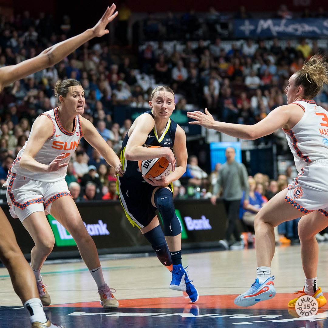 chrisphoto15's tweet image. At the half, the @DallasWings lead the @connecticutsun 56-42. Paige Bueckers @paigebueckers1 leads all scorers with 15 points