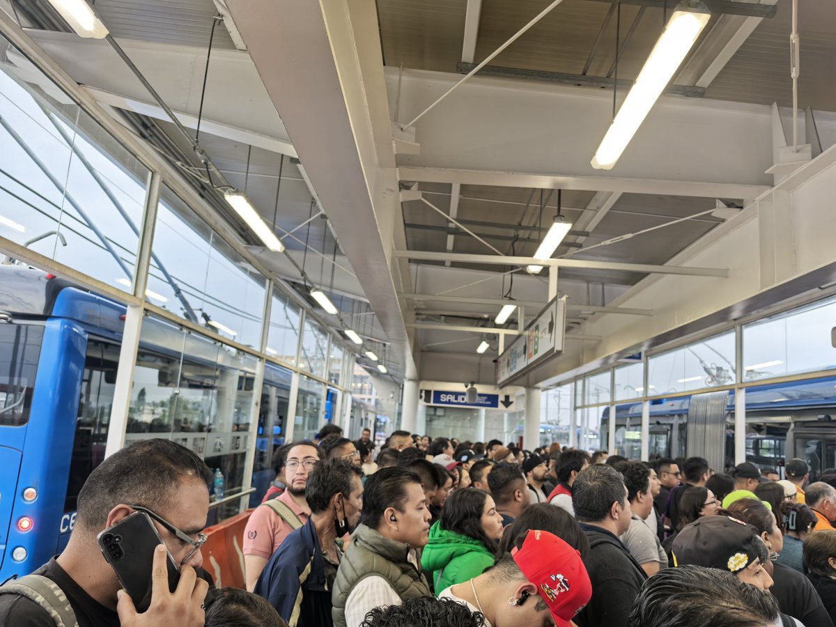 AleCruzLuna's tweet photo. Por que dejan  junatra a tanta gente si no es hora pico @Alc_Iztapalapa #trolebuselevado @LaSEMOVI  @telediariomty https://t.co/2u0HO1eREi