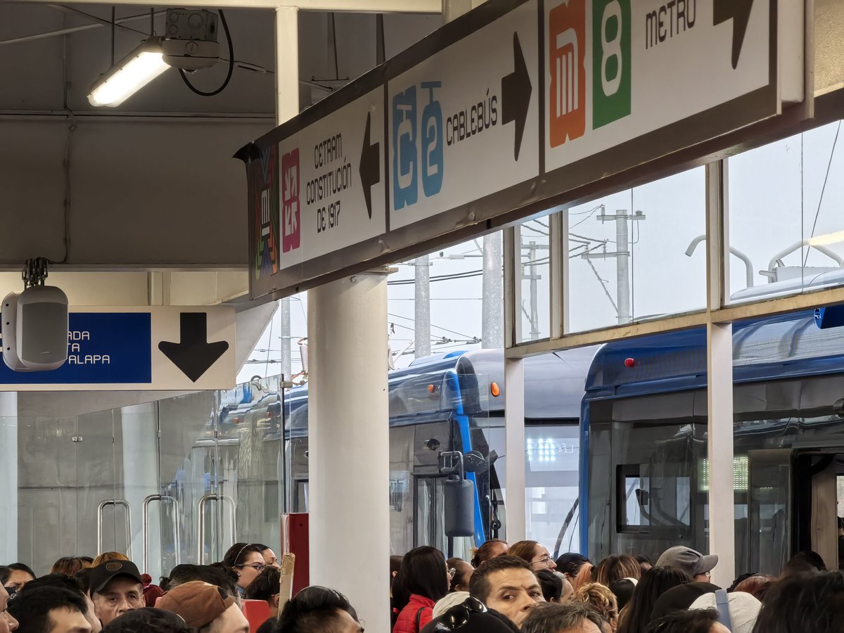 AleCruzLuna's tweet photo. Por que dejan  junatra a tanta gente si no es hora pico @Alc_Iztapalapa #trolebuselevado @LaSEMOVI  @telediariomty https://t.co/2u0HO1eREi