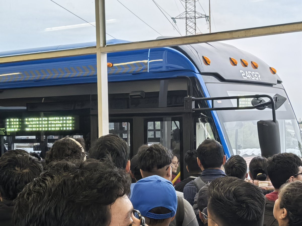 AleCruzLuna's tweet photo. Por que dejan  junatra a tanta gente si no es hora pico @Alc_Iztapalapa #trolebuselevado @LaSEMOVI  @telediariomty https://t.co/2u0HO1eREi