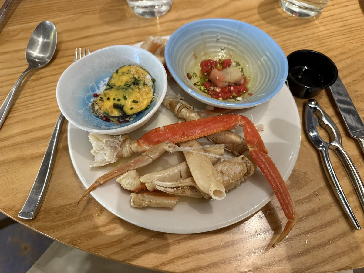 Farmeronecow's tweet image. Had my first Oysters today at the Ceasers Palace Bacchannal Bufet.. Very nice they were too.. #Oysters #Clams #SnowCrab