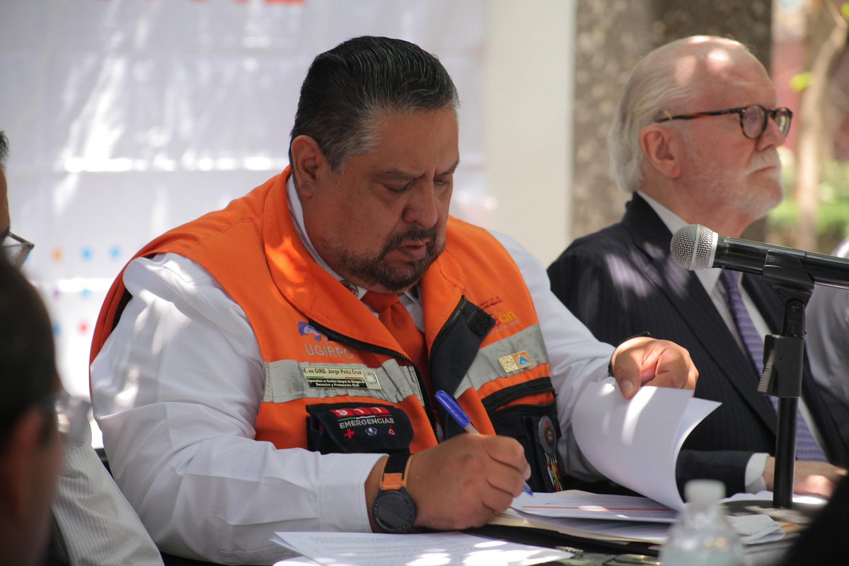 Firmamos el convenio de coordinación para la integración del Atlas de Riesgos de la Ciudad de México y las Alcaldías con la <a href="/SGIRPC_CDMX/">Secretaría de Gestión Integral de Riesgos y PC</a> 👷🏻⚠️, para trabajar de manera conjunta en la identificación y reducción de riesgos que existen en la demarcación. #ContigoImparables 🤝✨