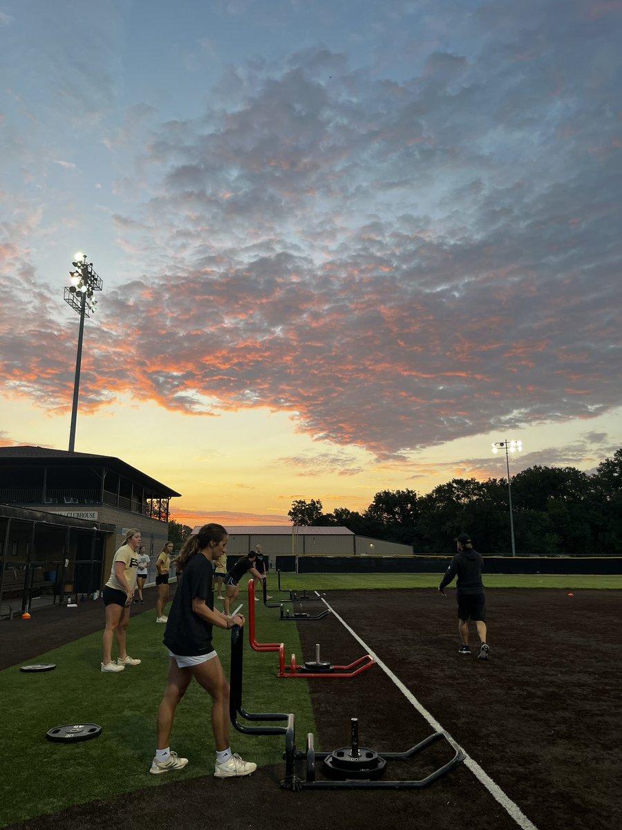 Transfer Pitchers and Outfielders…….

Come to a place where you can develop your skills and have a home away from home! 

You’ll become a better person, athlete, and learn life skills at Emporia State #StingersUp🐝

Please email me and send me some film: dsnyder4@emporia.edu