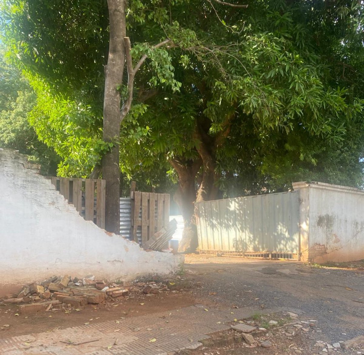 La ironía de que sea esta la misma <a href="/AsuncionMuni/">Municipalidad de Asunción</a> que luego fiscaliza y controla que tengas todo en regla… soñamos con recuperar nuestra plaza ahora ocupada por la Municipalidad.