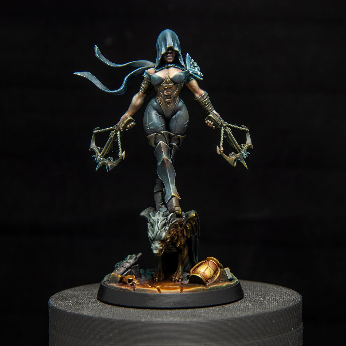 HotGoblinJP's tweet image. OSL（オブジェクト・ソース・ライティング）は試したことありますか？💡 ミニチュア自体が光源になっているような効果を出すペイント技法です。キャラクターの持つランタンや魔法のエフェクトが、本当に光っているように見せられるんですよ！✨

#ミニチュアペイント #OSL #塗装テクニック  #TRPG…