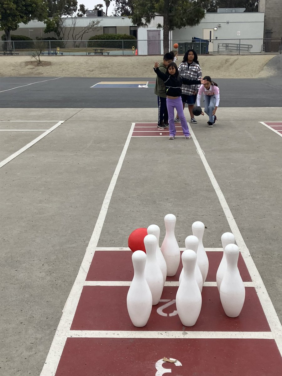 penceSBUSD's tweet image. It was a busy day that began with 196 students who had perfect attendance received a game event and 6th grade ancient history reports were presented to parents and peers. @sbusd_news #pencepenguins @Supt_SBUSD