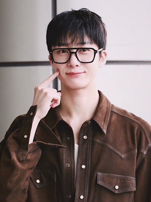 얘뚜라 그래도 형원이 볼이 폭 둘어갈정도로 
살이 쫌 붙엇다앙 🥹