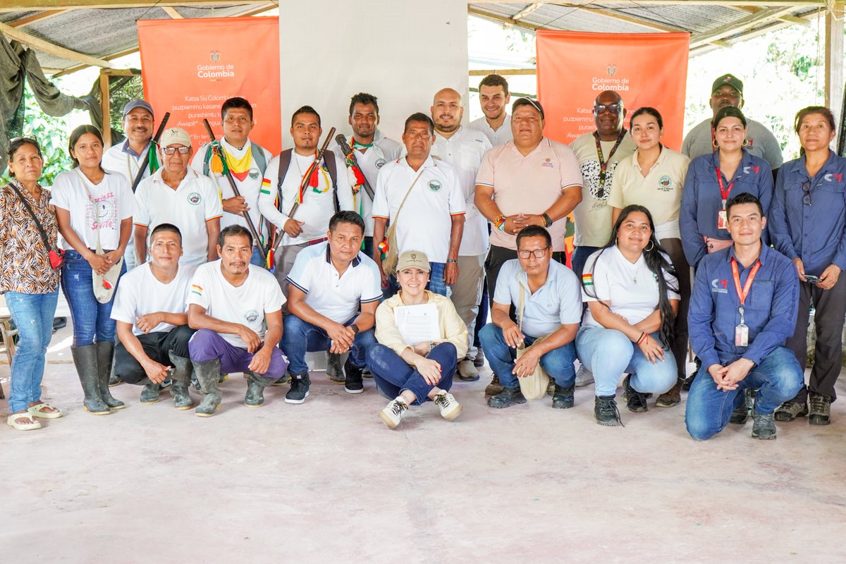 ViceColombia's tweet photo. El Grupo de Seguimiento al #Auto620 de @ViceColombia, junto al Grupo AICMA de @ComisionadoPaz, lideraron la firma de un protocolo en Tumaco con autoridades indígenas del pueblo Awá del Pacífico nariñense para permitir operaciones de desminado humanitario en sus territorios. 👇🏾🧵 https://t.co/mwvCoToN1E