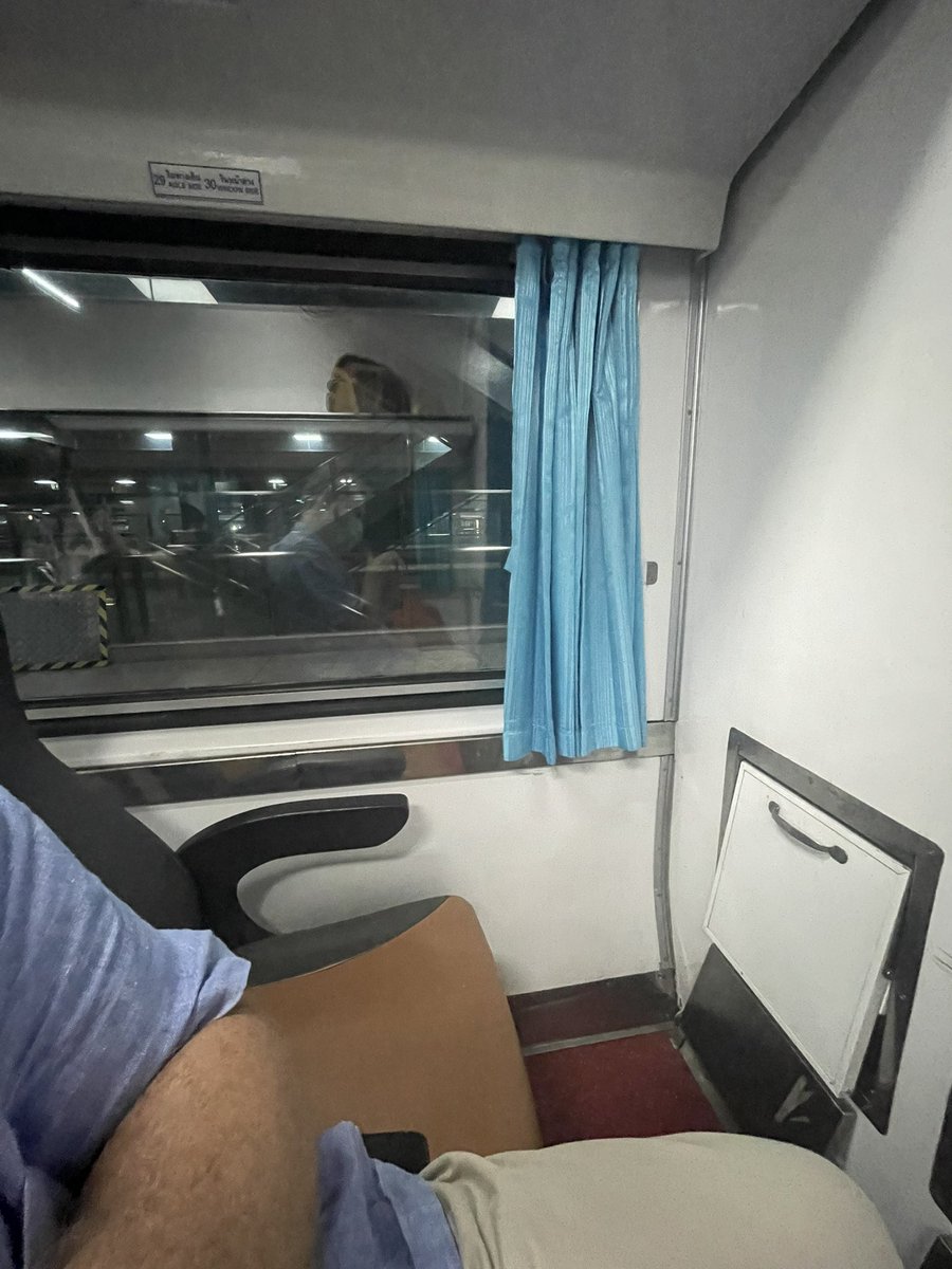 KlongMatthew's tweet photo. well well this isn’t a particularly charming seat 🚂 😋
#wallview
but it’ll do! just getting back home/to work today
at least my cross-aisle neighbor’s giving good (if grumpy) karma ☸️
don’t think i’ve ever been in this specific model car #clean #drab
@ThaiTrainGuide https://t.co/oAhyc19Hew