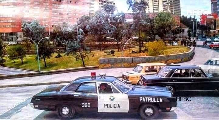 Patrulla Ford Torino de la Policía Nacional, en la Calle 26 con carrera séptima...Bogotà año 1974.