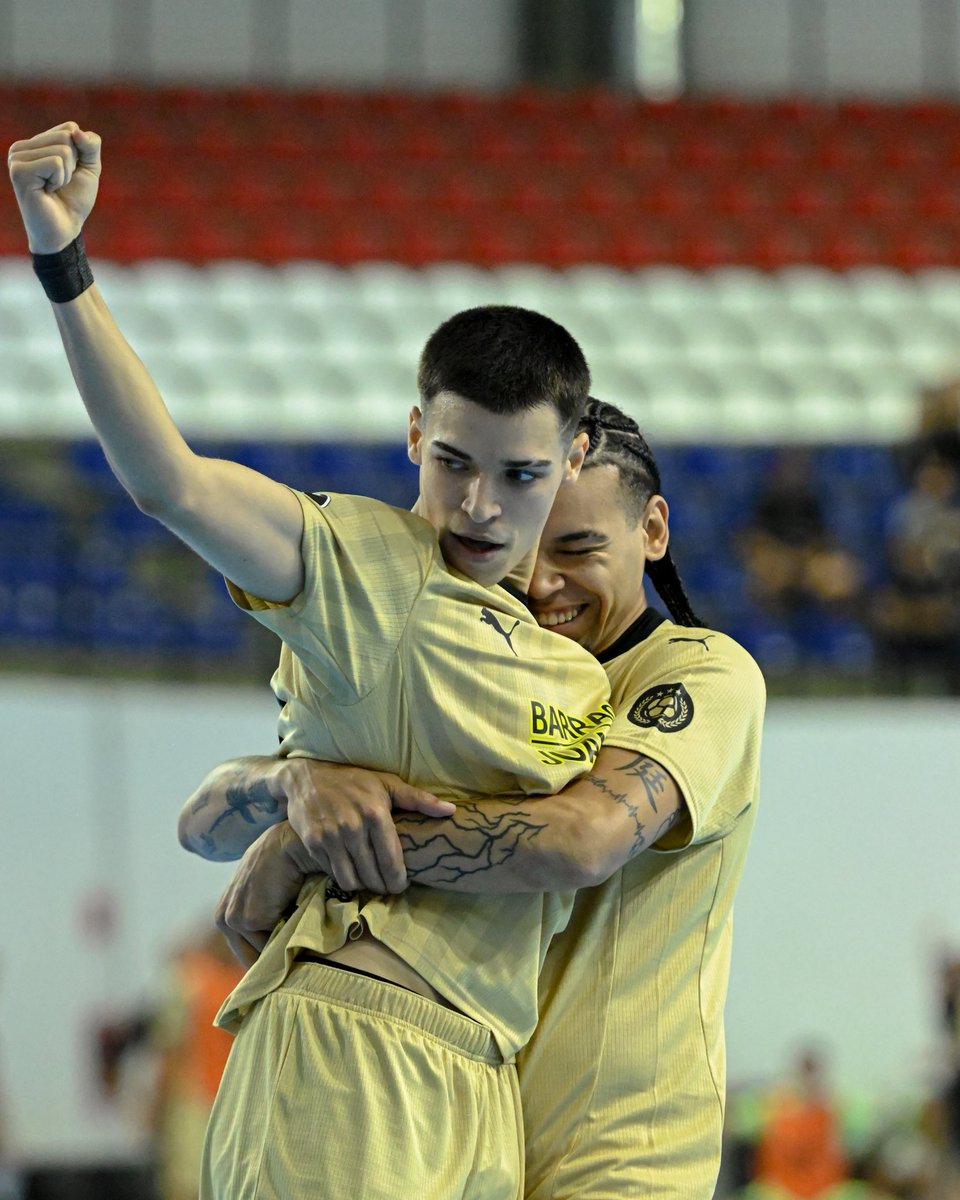 Este fútbol sala que viene trabajando hace años de forma excelente hoy logró una victoria histórica frente a un equipo de 🇧🇷, Peñarol primer equipo de 🇺🇾 en derrotar a uno cuadro brasileño. Solomita en su mandado implementó una mentalidad ganadora a base de trabajo.