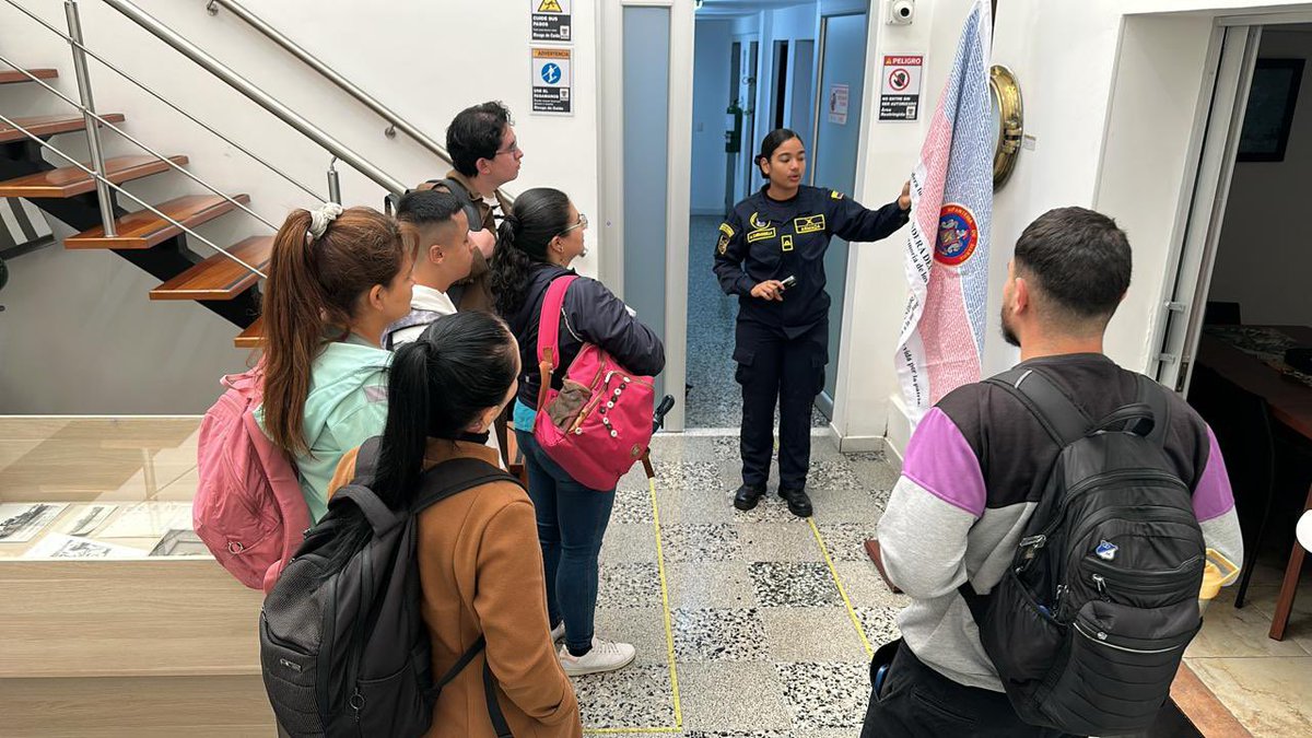 📚⚓ Los estudiantes de 2° y 4° semestre de Bibliotecología y Archivística de <a href="/UNINPAHU/">UNINPAHU</a> se sumergieron en la rica historia naval de Colombia en la Casa de la Historia Naval en la ciudad de Bogotá.🌴 

Descubrieron un archivo vivo donde el mar, sus héroes y sus historias cobran