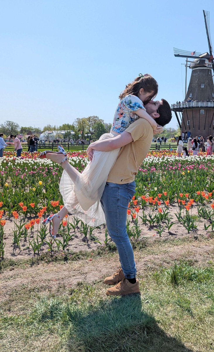 Leonarwho's tweet photo. Three weeks ago, Heartbeat and I went to a flower festival. It was very pretty, and we have a good time! :) Here's a cringe photo we took! (Kidding) https://t.co/4pGPVLFk3k