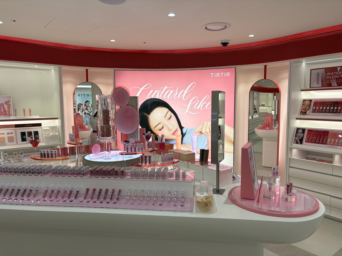 매장 자체가 공간이 넓고 감성도 살아있어서 체험하다가 사진도 오만장 찍게 됨! 피드 올리기 딱!.. 📷💓 
#광고 #티르티르 #티르티르성수플래그십스토어 #티르티르성수 #쉐이드벨리
