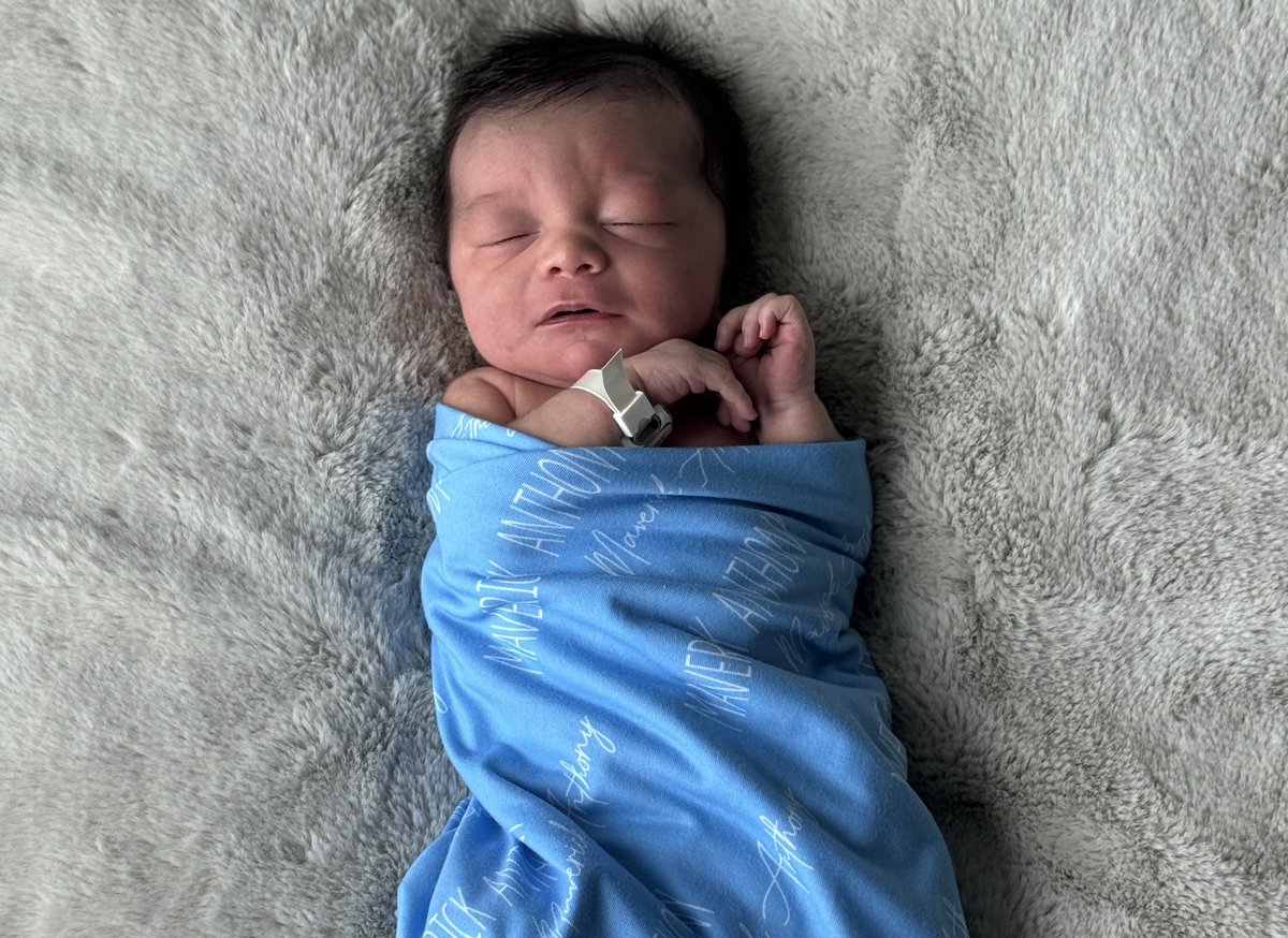 MichaelFelish's tweet image. Introducing Maverick Anthony Felish
Born Monday, May 26th at 5:03pm
7lbs, 14oz, and 20.5 inches long
Mom and Dad are so incredibly in love