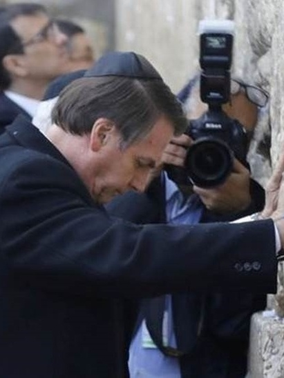 O homem da primeira foto é o Ricardo Almeida, ele é do Movimento "Brasil Livre" (MBL) e defende a Sharia islâmica.

Esse mesmo movimento chama Jair Bolsonaro de autoritário.  Em 2026 não vote em NINGUÉM do MBL. Compartilhe.