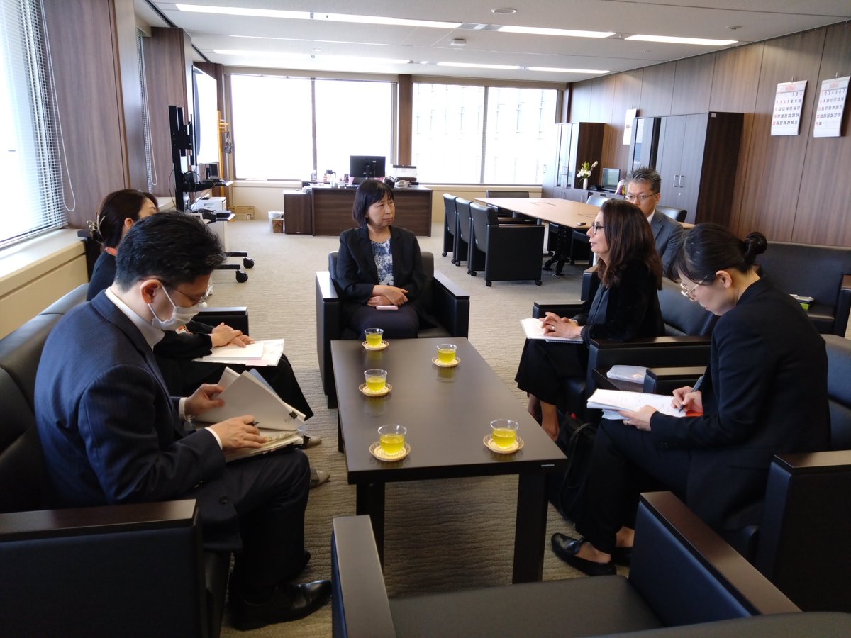 5月20日、児童に対する暴力担当国連事務総長特別代表のナジャット・マーラ・ムジート氏が渡辺長官を表敬訪問。長官からこどもに対する暴力撲滅に優先課題として取り組んでいる旨を説明。特別代表からは、関係者が連携し進めている日本の暴力撲滅への取組を高く評価している旨の発言がありました。