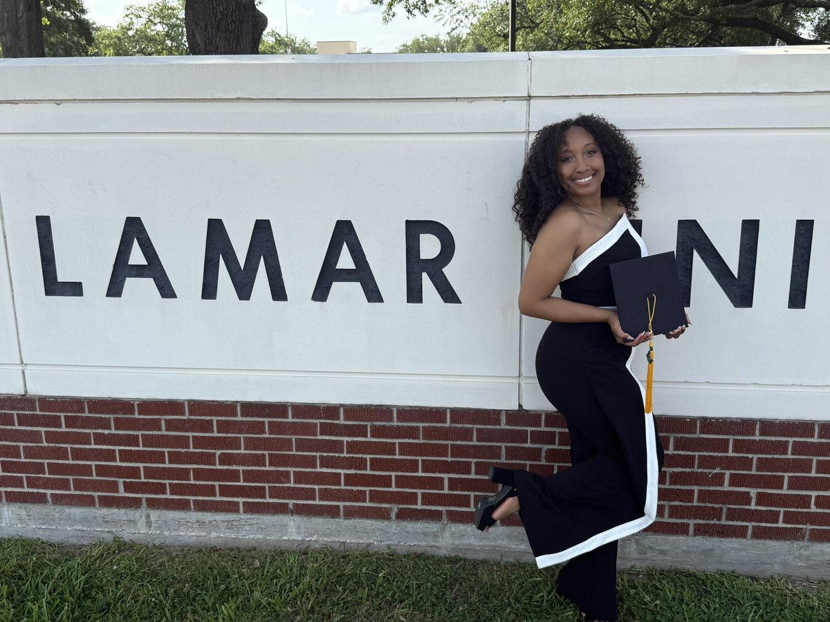 coachtroi's tweet photo. Got my Masters this weekend 👩🏾‍🎓💗🎓
Thank you God for it all🙏🏽. https://t.co/g619EVGYZ3