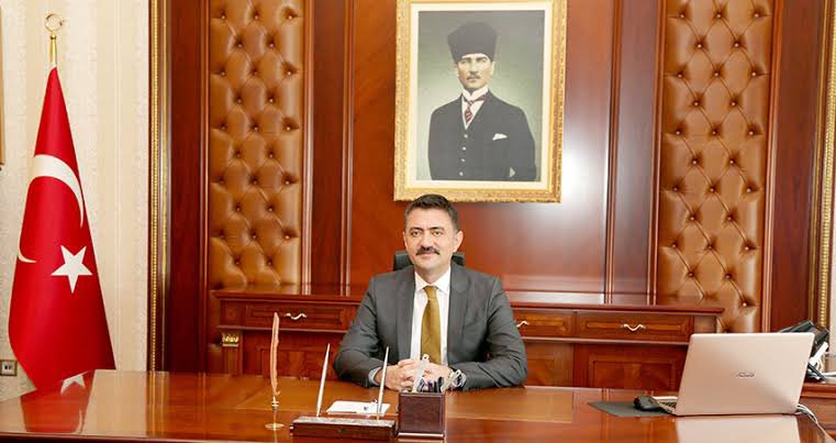Türk Devleti’ni babasının malı, kendisini Türk milletinin efendisi sanan siyasetçiler artık şunu anlamalıdır:
Türkiye Cumhuriyeti Devleti, Türkler’indir. Yalnızca Türklere aittir.

PKK bağlantılı Yeni Doğan çetesini çökerten Savcı Yavuz Engin bir umut ışığı yakmıştı.
Bugün