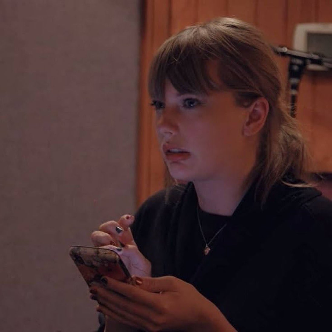 taylor coming online seeing she’s meant to be announcing rep tv at the AMAs