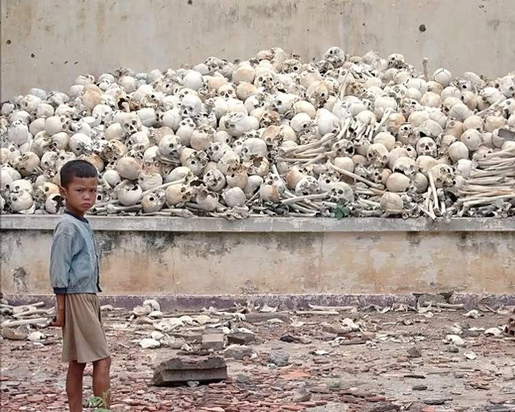 IstLiberale's tweet photo. Il 20 maggio, la Cambogia commemora il genocidio commesso dai khmer rossi. 

La data coincide con il giorno in cui, nel 1975, i khmer rossi abolirono la proprietà privata per realizzare l'utopia comunista, dando inizio a uno dei più grandi genocidi della storia.

🧵 https://t.co/FVeJCfzwVT