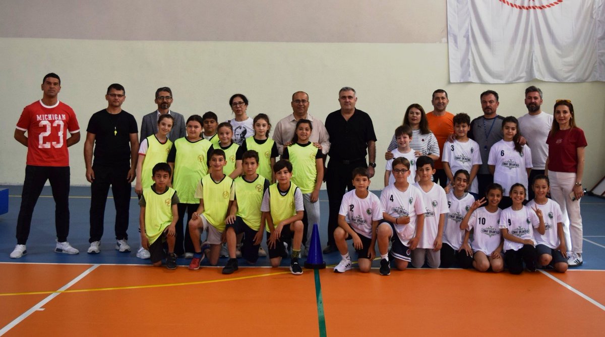 Anamur’da İFET Heyecanı Başladı!

İlçe Millî Eğitim Müdürümüz Mustafa Kaplan ve Şube Müdürümüz Erhan Güğül, Anamur Kapalı Spor Salonu'nda başlayan İFET Oyunları'nın ilk gününde öğrencilerimizin heyecanına ortak oldular.