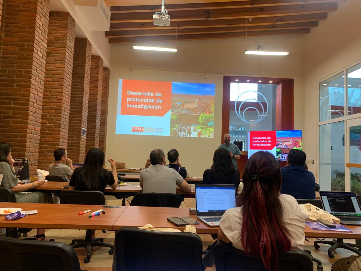 IBEROinvestiga's tweet photo. #Bootcamp🔎| Esta semana, un grupo de personas investigadoras de la @IBERO_mx se reúne en el Centro de Convenciones de la ANUIES como parte del 'Programa de Inmersión en Investigación'. Trabajarán en el desarrollo de una propuesta de investigación, recibirán mentoría y acompañamiento individualizado. Y se vincularán con una comunidad académica comprometida con la investigación de impacto. ¡Enhorabuena!