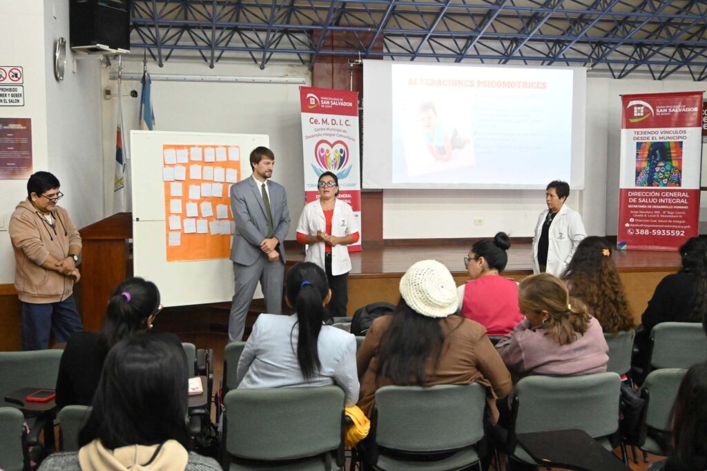 munissdejujuy's tweet photo. El cuerpo de profesionales de los Centros de Desarrollo Infantil de #LaMuni tuvieron una jornada de capacitación sobre inclusión escolar, haciendo hincapié en los niños con retraso madurativo y síndrome de Down.
Más Info:https://t.co/VgRe2wOpxy https://t.co/von0Dqog4y
