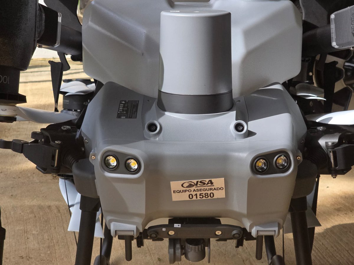 🚜✨ ¡En ISA protegemos la innovación en el campo!
En Higuito de Ocú, el productor Boris Villarreal asegura su kit de dron agrícola con nuestro seguro complementario.
Con el respaldo de nuestro técnico Abel Pérez, seguimos impulsando el progreso agropecuario panameño.