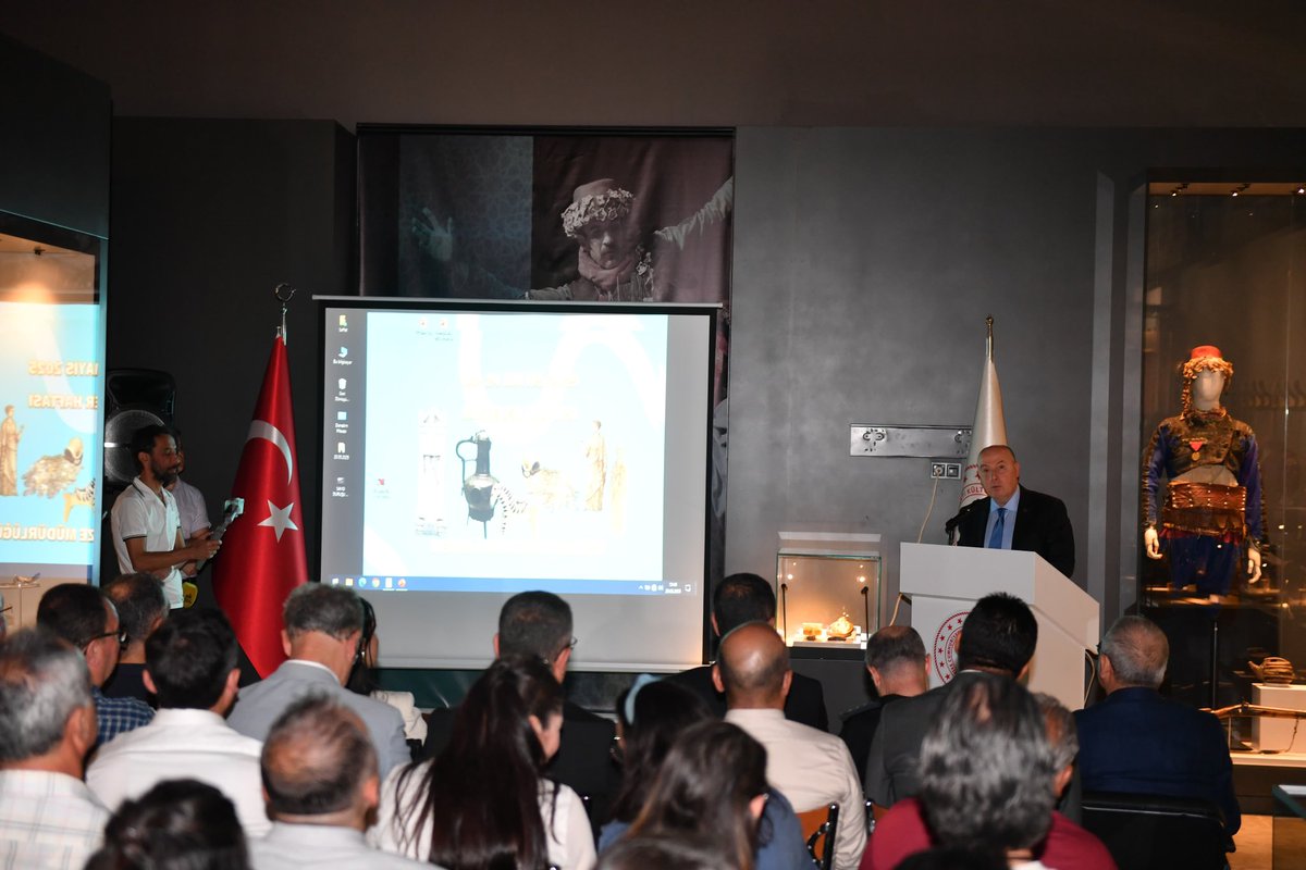 Valimiz Ömer Faruk Coşkun, il protokolü ile birlikte 18-24 Mayıs tarihleri arasında kutlanan Müzeler Haftası münasebetiyle Müze Müdürlüğü tarafından Denizli Kent Müzesi’nde düzenlenen programa katıldı.

Akabinde Valimiz, Doç. Dr. İnci Türkoğlu tarafından hazırlanan “Mitostan