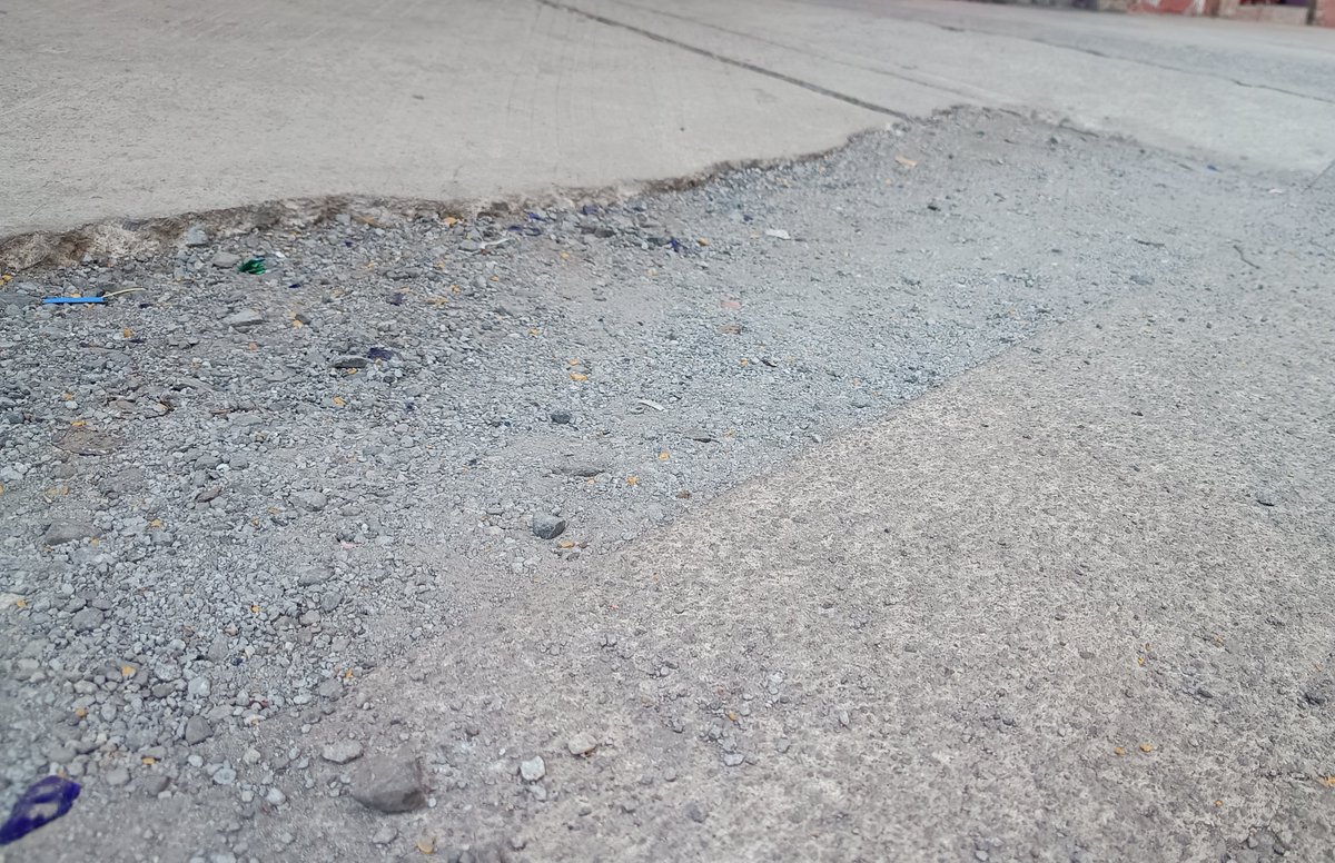 HolaMetepec's tweet photo. @MetepecOPDAPAS @FerFlores_Emp @MetepecGobierno En Enero hice un reporte para la reposición de banqueta por una fuga que vinieron a arreglar pero sigue igual.

La gente que no es del rumbo pasa y se tropieza o se les tuerce el pie al pisar el bordo.

Me dieron el número de reporte #74668 pero no han venido. https://t.co/8ICAqpPA3G