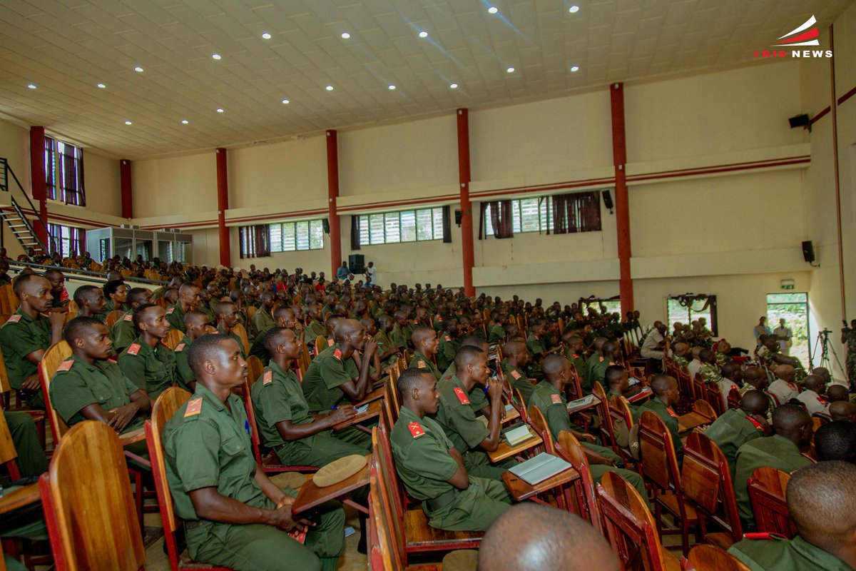 IrisNews_'s tweet image. 🥷🏾 Le colonel Hamenyimana se réjouit que les forces de défense soient régulièrement sollicitées pour le maintien de la paix à l’étranger, et que &quot;ces nobles missions sont vaillamment accomplies sous la conduite des officiers lauréats de l’#Iscam, l’unique université militaire du…