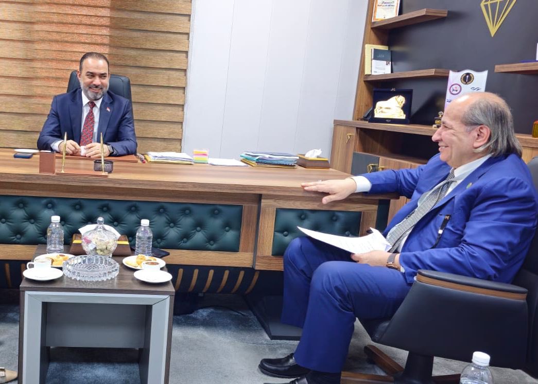 لم تكن تلك الجلسة لقاءً رسمي في جدول مزدحم، بل كانت عبورًا مفاجئًا إلى نص لم يُكتب بعد.. لم ألتقِ مسؤولًا، بل التقيت رجلًا خرج من هامش كتاب قديم، ليُعيد ترتيب الفواصل. جلستُ أمامه، فأحسست أن المتنبي لم يمت، بل تنكر في صوت هذا الرجل، لم يكن يُحدثني، بل كان ينثر حروفًا كأنها طلع