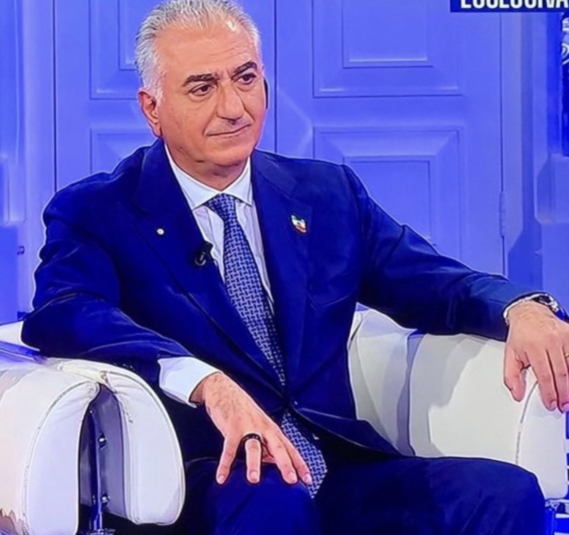 king_fishpoet's tweet photo. فردی را میشناسم که با خانواده اش در بی مهری از زادگاهش تبعید شد. سرطان پدر را پیش چشمانش آب کرد، داغ خواهری را دید که در اثر آن بی مهری ها به زندگی خود پایان داد و برادری که در ابهام از دست داد. سیل فحاشی همچنان بر او و خانواده اش سرازیر است اما او حامی همان ملت بی مهر است... https://t.co/9jkOBMBGcm