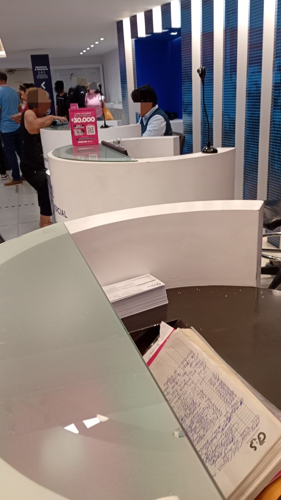 Banco lleno y un solo asesor (policentro) <a href="/BancoGuayaquil/">Banco Guayaquil</a>